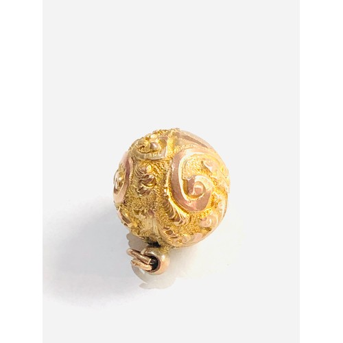 309 - 9ct gold antique embossed scrolling design ball pendant 2.1g