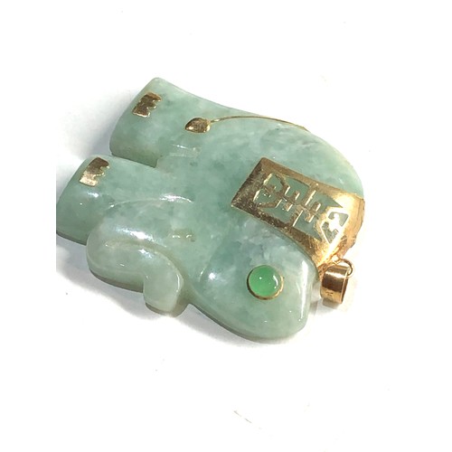 425 - Large 14ct gold oriental carved jadeite elephant pendant (20g)