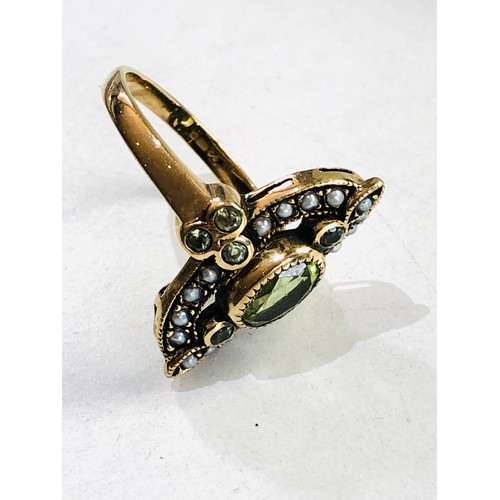 441 - 9ct gold peridot and sead pearl shield ring (3.6g)