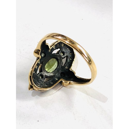 441 - 9ct gold peridot and sead pearl shield ring (3.6g)