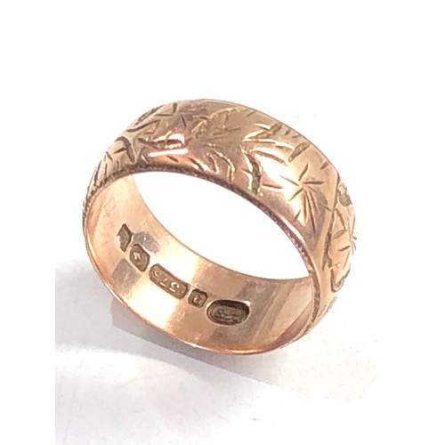 435 - 9ct Gold vintage hand etched floral band ring (5.7g)