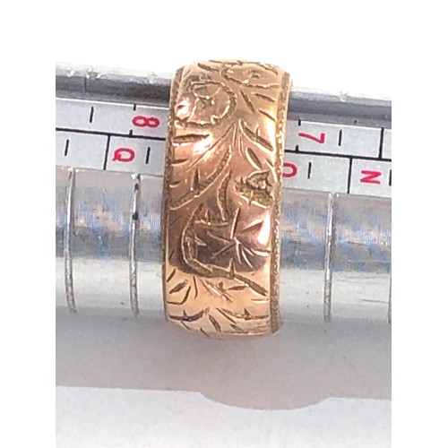 435 - 9ct Gold vintage hand etched floral band ring (5.7g)