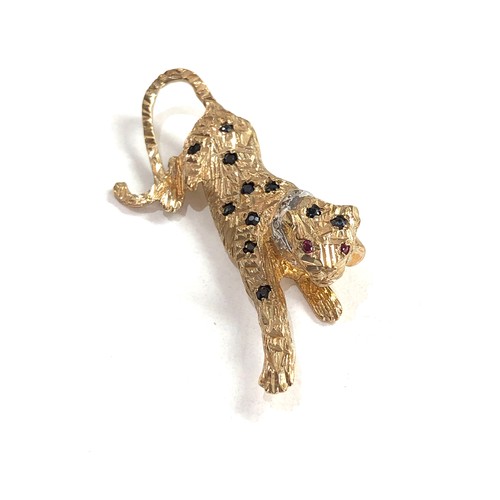 453 - 9ct Gold tiger brooch w/ sapphire, diamond, ruby (6.3g)