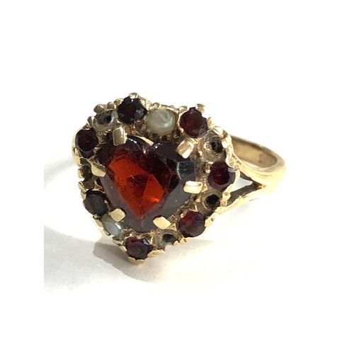 357 - 9ct gold vintage garnet & seed pearl cluster ring (3.8g)