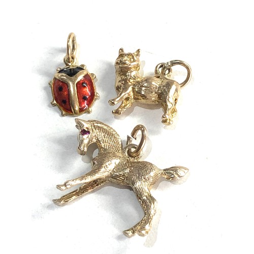 427 - 3 x 9ct gold animal charms inc.horse, ladybird (5.3g)