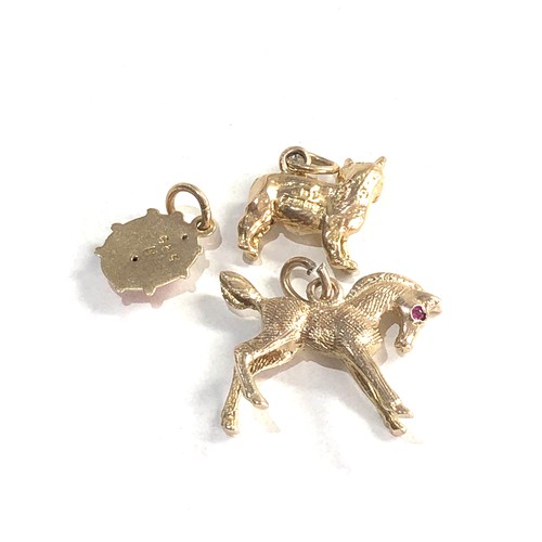 427 - 3 x 9ct gold animal charms inc.horse, ladybird (5.3g)