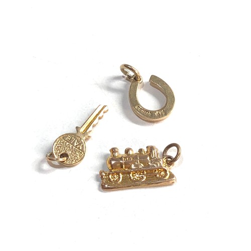 281 - 3 x 9ct gold charms inc. horseshoe, train, key (2.7g)