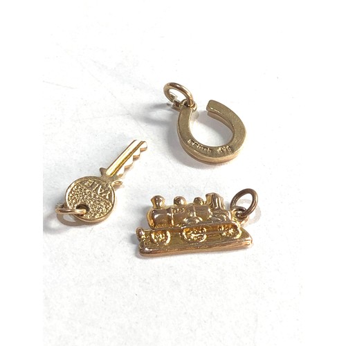 281 - 3 x 9ct gold charms inc. horseshoe, train, key (2.7g)