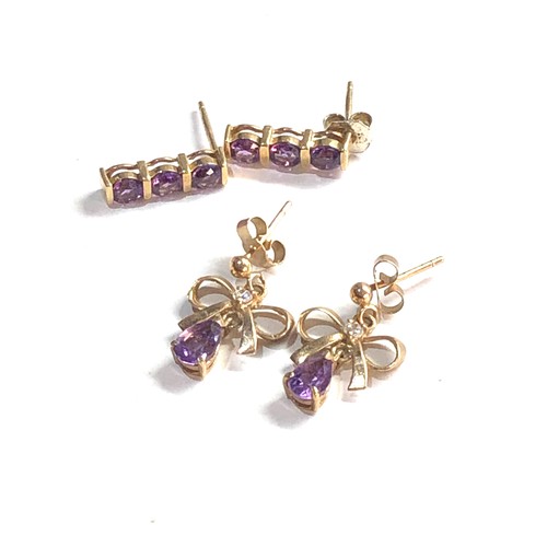 369 - 2 x 9ct gold earrings  (3g)