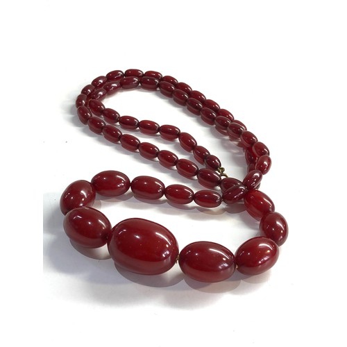 470 - Cherry amber bakelite bead necklace with internal streaking 67g