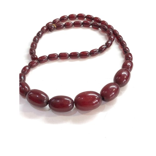 472 - Cherry amber bakelite bead necklace with internal streaking 39g