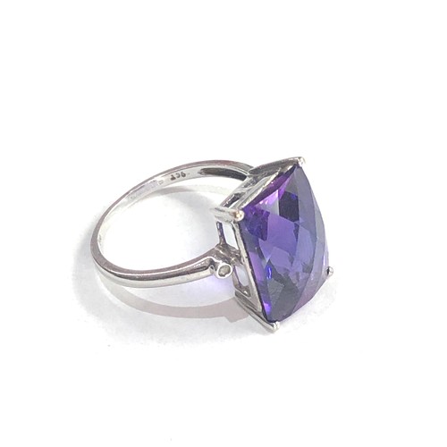 84 - 9ct white gold colour changing amethyst ring 4.1g