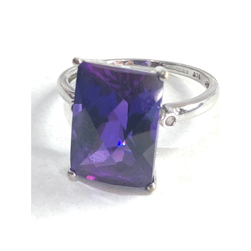 84 - 9ct white gold colour changing amethyst ring 4.1g