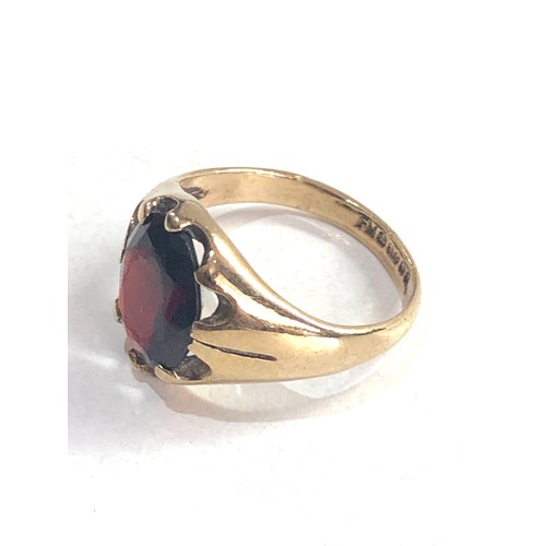 86 - 9ct gold garnet ring 3.1g