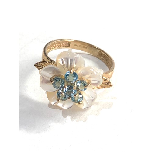 89 - 9ct gold topaz & M.O.P flower ring 3.3gg