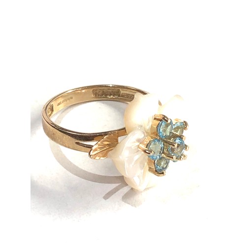 89 - 9ct gold topaz & M.O.P flower ring 3.3gg