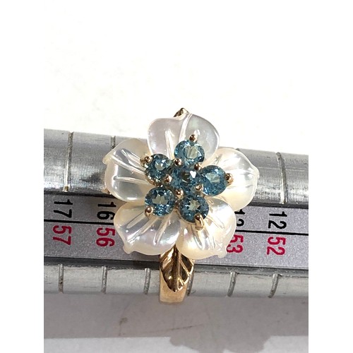 89 - 9ct gold topaz & M.O.P flower ring 3.3gg