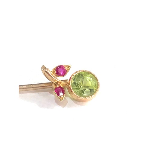 101 - Antique 15ct gold peridot & ruby stick pin