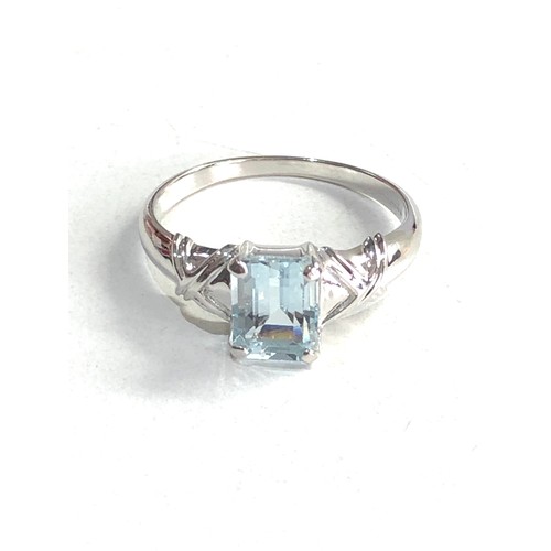 113 - 9ct white gold aqua ring 2.6g