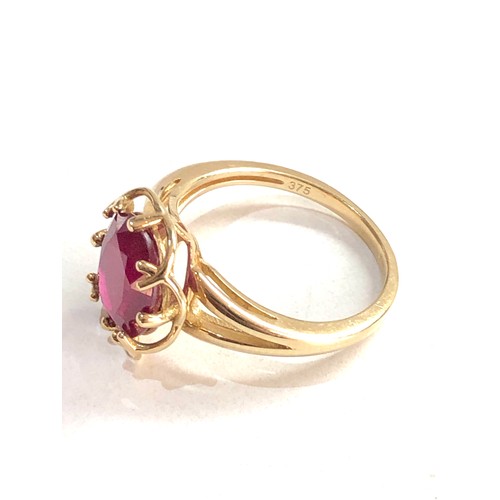 123 - 9ct gold synthetic ruby ring 3.8g