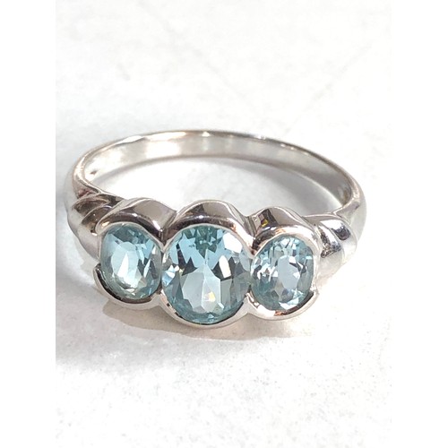 129 - 9ct white gold topaz ring 2.7g