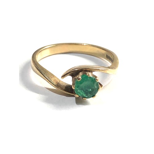 141 - 9ct gold emerald ring 2.6g