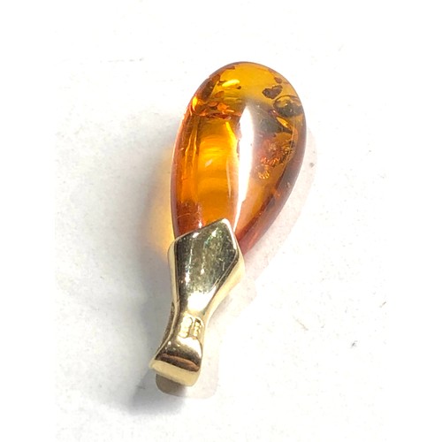 160 - 9ct gold amber pendant 1.5g