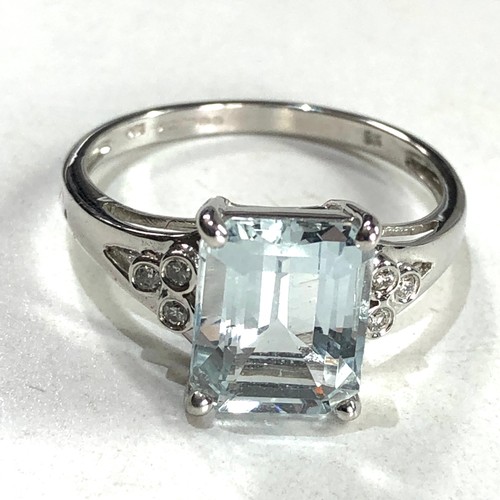 196 - 9ct white gold diamond & aqua ring 2.8g