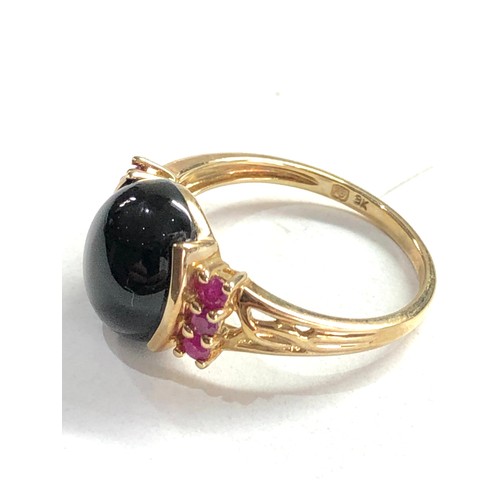 201 - 9ct gold black stone & ruby ring 3g