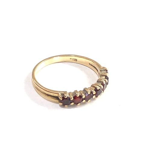 252 - 9ct gold garnet ring 2.3g