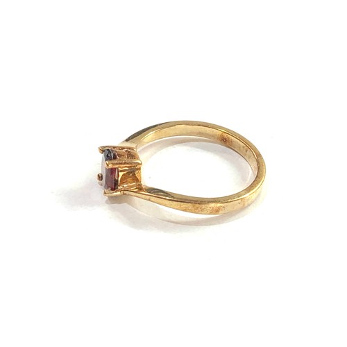 256 - 9ct gold & garnet ring 2.7g