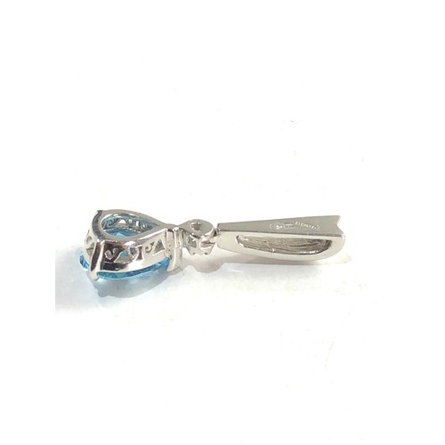 257 - Small 9ct white gold diamond and topaz pendant measures approx 2.3cm drop 1.3g