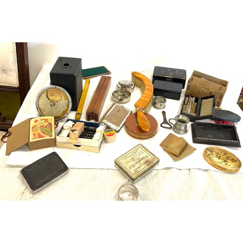 52 - Selection of assorted items to include compacts, razors, cards, wooden boxes etc