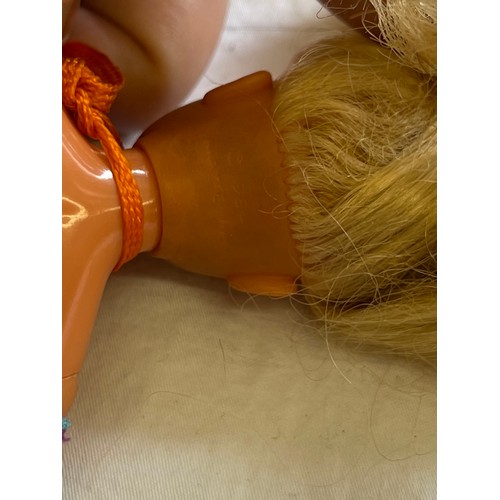 312 - 12 various vintage dolls, including Sindy, Tressy etc, in vanity case