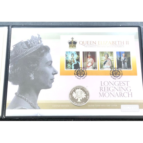 546 - 2015 £5 silver proof cover longest reigning monarch