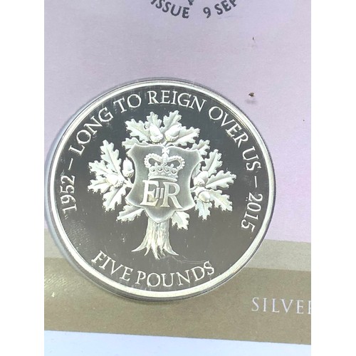 546 - 2015 £5 silver proof cover longest reigning monarch