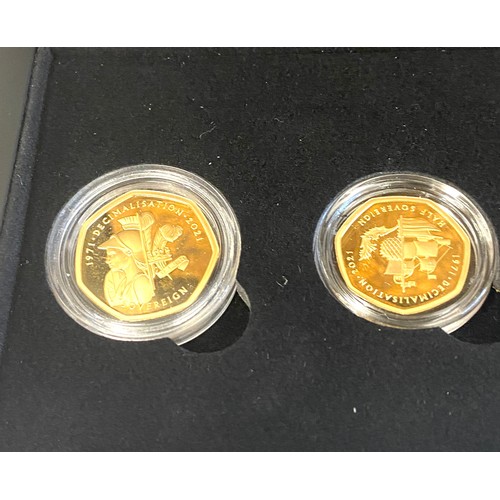 551 - Boxed proof condition, 2001 Hattons of London gold sovereign preistage set, 50th anniversary include... 