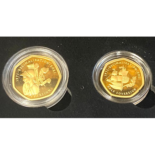 551 - Boxed proof condition, 2001 Hattons of London gold sovereign preistage set, 50th anniversary include... 