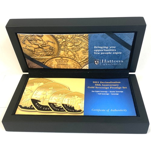 551 - Boxed proof condition, 2001 Hattons of London gold sovereign preistage set, 50th anniversary include... 