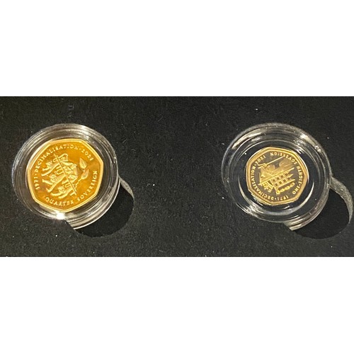 551 - Boxed proof condition, 2001 Hattons of London gold sovereign preistage set, 50th anniversary include... 