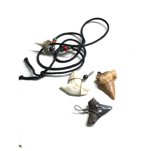 502 - 4 x Vintage shark tooth pendants