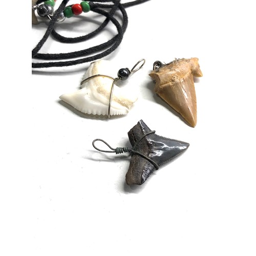 502 - 4 x Vintage shark tooth pendants