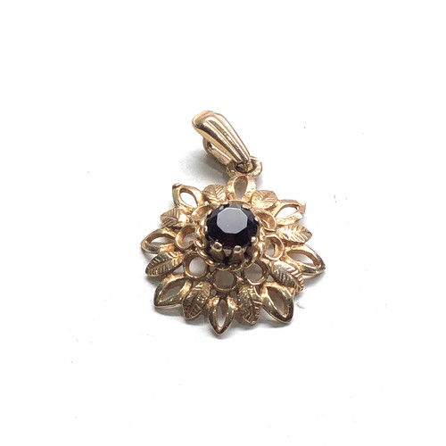 72 - 9ct gold garnet pendant 1.4g