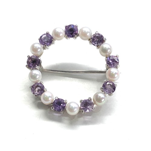 76 - 9ct white gold pearl & amethyst brooch 3.7g