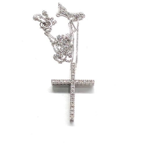 77 - 9ct white gold diamond cross pendant necklace 2.4g