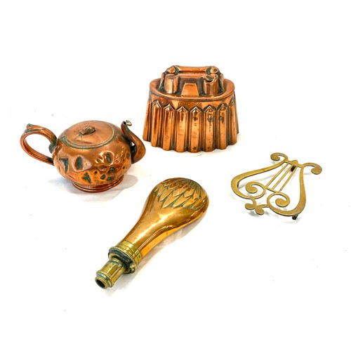 91 - Selection antique copper and brass items to include jelly mould, small teapot etc