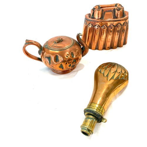 91 - Selection antique copper and brass items to include jelly mould, small teapot etc