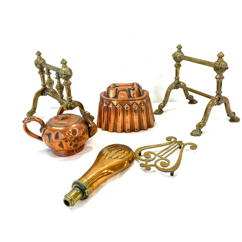 91 - Selection antique copper and brass items to include jelly mould, small teapot etc