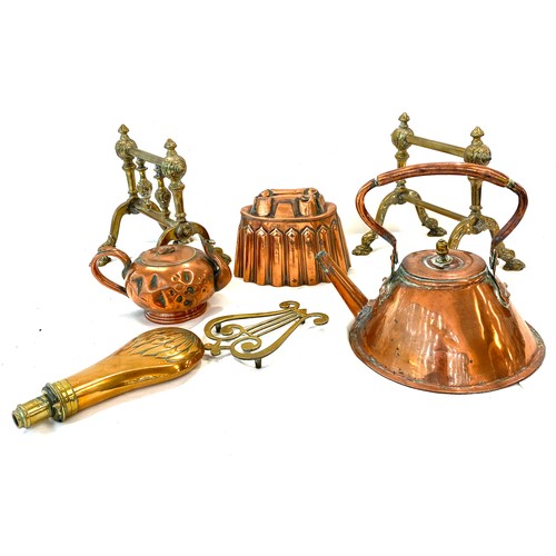 91 - Selection antique copper and brass items to include jelly mould, small teapot etc