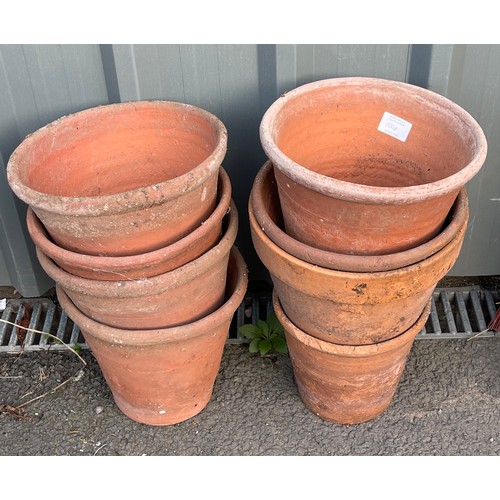 100B - 8 Terracota plant pots